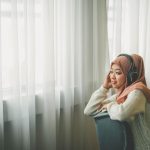 Shalawat di Era Digital: Apakah Mendengarkan di Spotify atau YouTube Tetap Bernilai Ibadah?