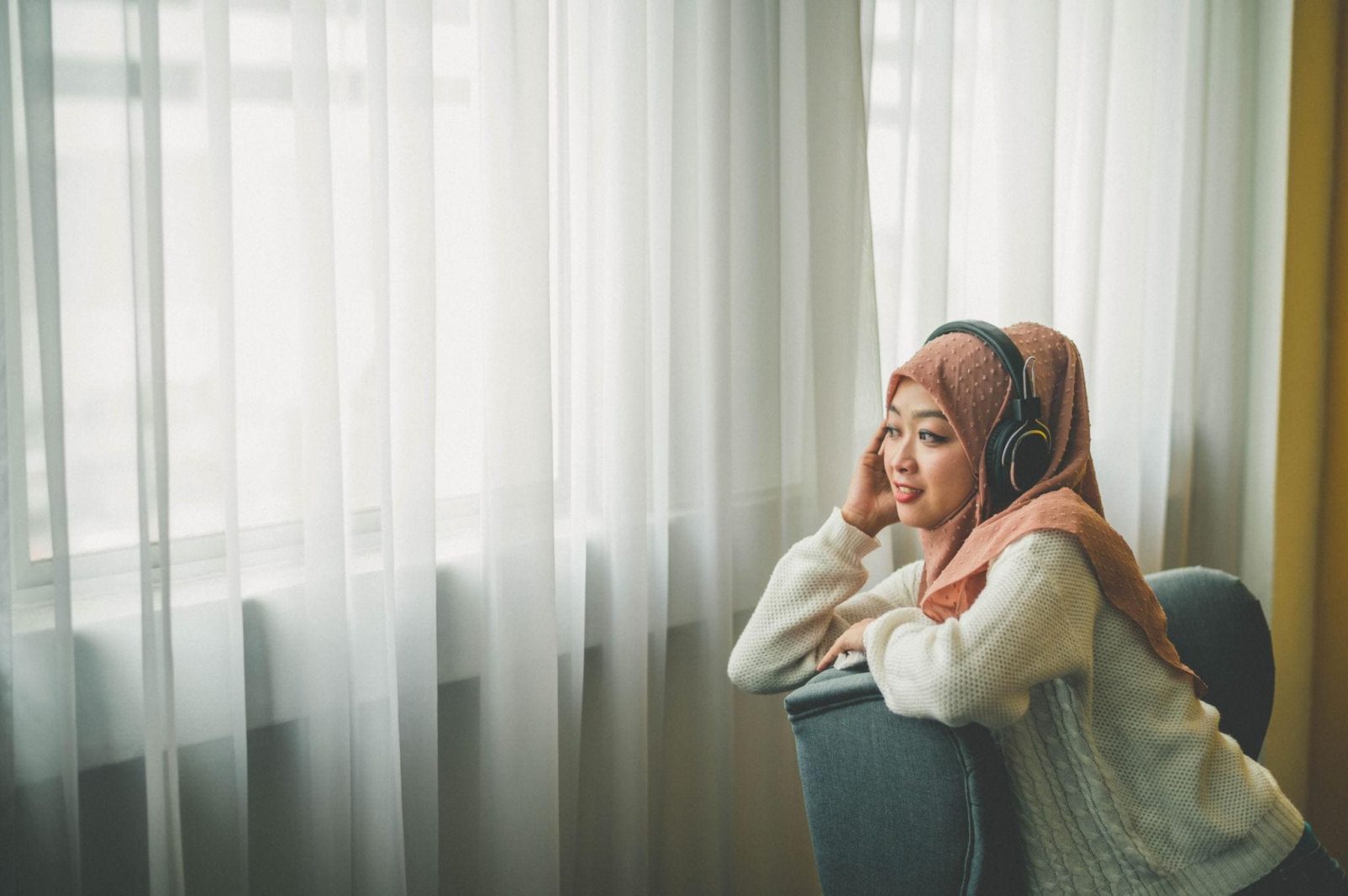 Shalawat di Era Digital: Apakah Mendengarkan di Spotify atau YouTube Tetap Bernilai Ibadah?