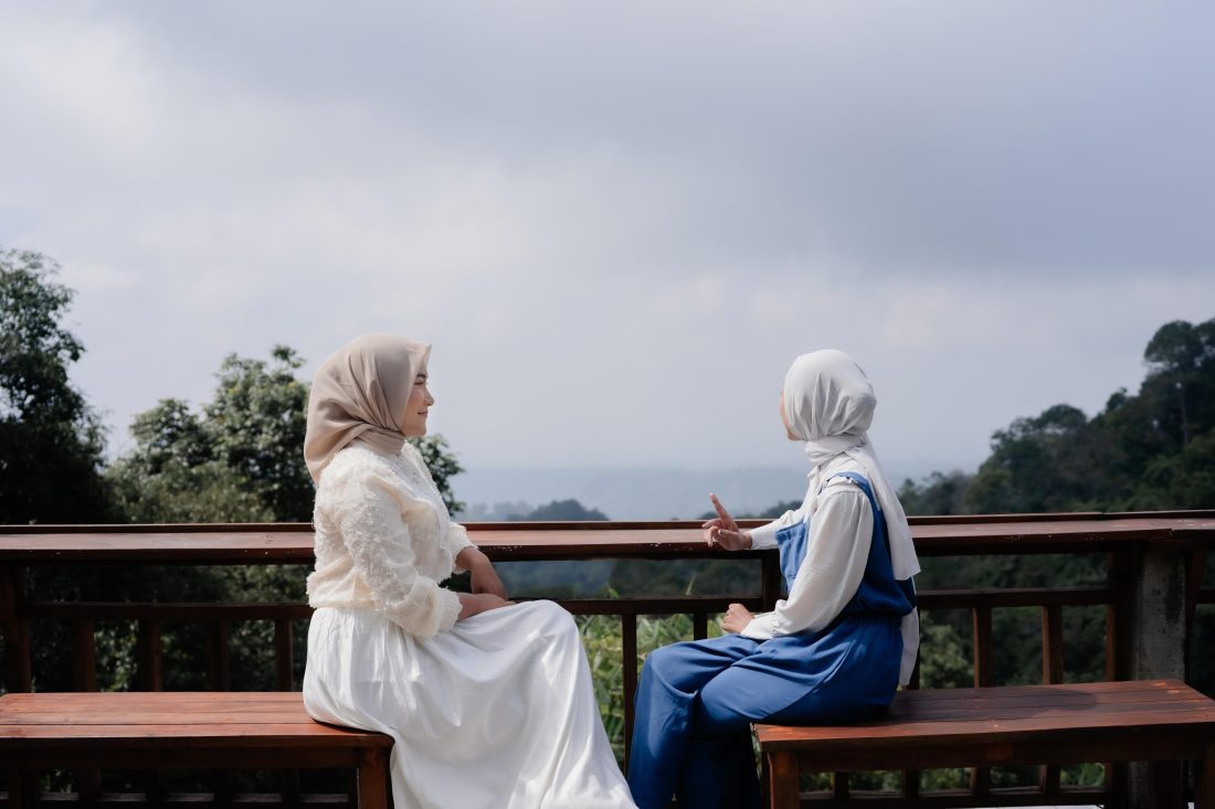 Mengapa Rasulullah ﷺ Lebih Banyak Mendengarkan daripada Berbicara? Pelajaran Komunikasi yang Semakin Langka di Era Digital