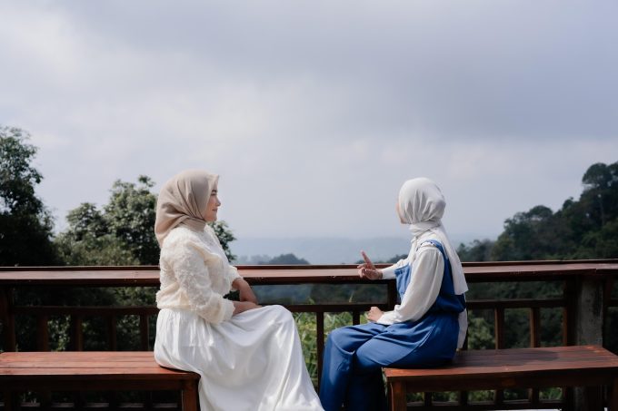 Mengapa Rasulullah ﷺ Lebih Banyak Mendengarkan daripada Berbicara? Pelajaran Komunikasi yang Semakin Langka di Era Digital