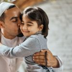 Bagaimana Rasulullah ﷺ Menunjukkan Kasih Sayang kepada Anak-Anak? Pelajaran untuk Orang Tua Masa Kini  Mengangkat riwayat tentang kelembutan Nabi kepada anak-anak dan menerjemahkannya menjadi pendekatan pengasuhan yang penuh kasih sekaligus bertanggung jawab.