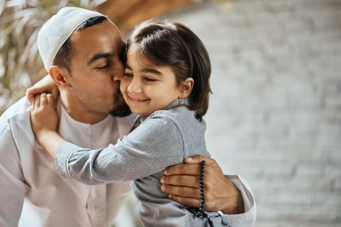 Bagaimana Rasulullah ﷺ Menunjukkan Kasih Sayang kepada Anak-Anak? Pelajaran untuk Orang Tua Masa Kini  Mengangkat riwayat tentang kelembutan Nabi kepada anak-anak dan menerjemahkannya menjadi pendekatan pengasuhan yang penuh kasih sekaligus bertanggung jawab.